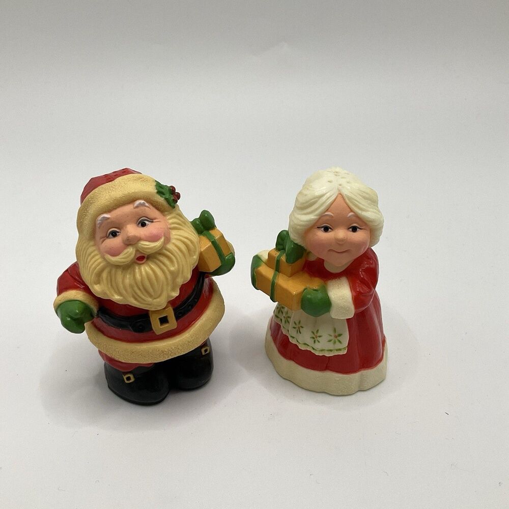 Vintage Hallmark Cards SANTA & MRS CLAUS SALT PEPPER SHAKER SET ~ CHRISTMAS